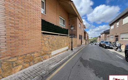 Vista exterior de Dúplex en venda en Torrelodones amb Aire condicionat i Terrassa