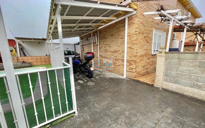 Vista exterior de Casa adosada en venda en Cedillo del Condado amb Aire condicionat i Piscina