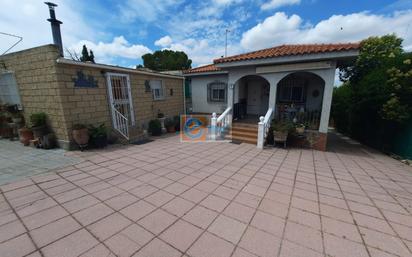 Vista exterior de Casa o xalet en venda en Palomeque amb Aire condicionat, Terrassa i Piscina