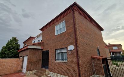 Exterior view of House or chalet for sale in Villanueva de la Torre