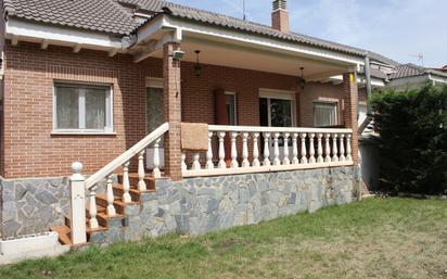 Vista exterior de Casa adosada en venda en Villanueva de la Torre amb Aire condicionat i Jardí privat