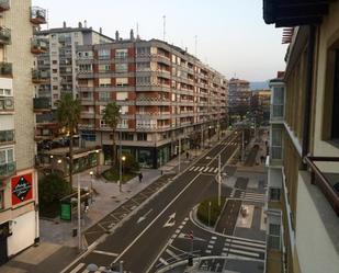 Vista exterior de Àtic en venda en Irun  amb Terrassa i Balcó