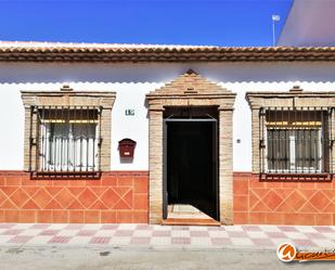Exterior view of Single-family semi-detached for sale in Fuente de Piedra  with Air Conditioner and Terrace