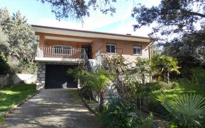 Vista exterior de Casa o xalet en venda en Fuentenovilla amb Terrassa