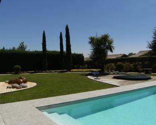 Swimming pool of House or chalet for sale in Pozuelo de Alarcón  with Air Conditioner and Swimming Pool