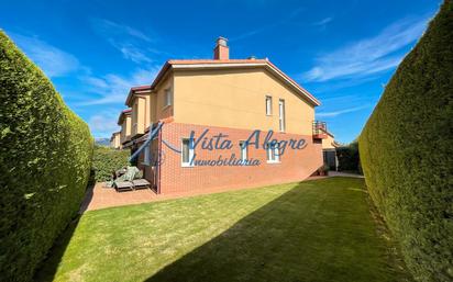 Vista exterior de Casa adosada en venda en Anguciana amb Calefacció, Jardí privat i Parquet