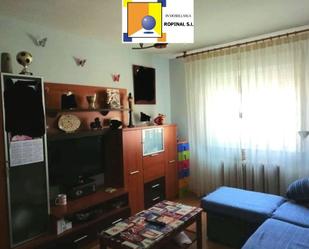 Sala d'estar de Pis en venda en Castellanos de Villiquera amb Balcó