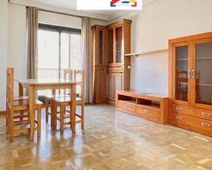Sala d'estar de Apartament en venda en Salamanca Capital amb Balcó