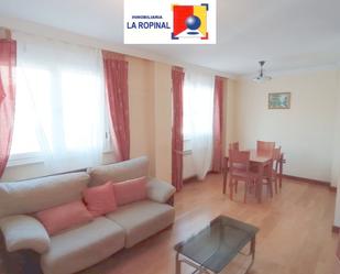 Living room of Flat for sale in Salamanca Capital  with Parquet flooring, Furnished and Oven