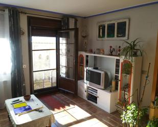 Sala d'estar de Casa adosada en venda en Onzonilla amb Terrassa i Balcó