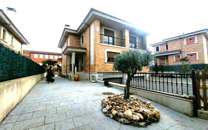 Vista exterior de Casa o xalet en venda en San Andrés del Rabanedo amb Terrassa i Balcó