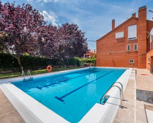 Piscina de Casa adosada en venda en  Madrid Capital amb Aire condicionat, Terrassa i Balcó