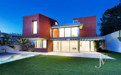 Vista exterior de Casa o xalet en venda en  Madrid Capital amb Aire condicionat, Calefacció i Jardí privat