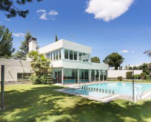 Vista exterior de Casa o xalet en venda en La Moraleja amb Aire condicionat, Terrassa i Piscina