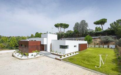 Vista exterior de Casa o xalet en venda en Las Rozas de Madrid amb Aire condicionat, Terrassa i Piscina