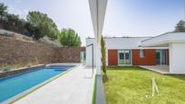 Piscina de Casa o xalet en venda en Las Rozas de Madrid amb Aire condicionat, Terrassa i Piscina