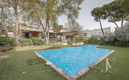 Swimming pool of House or chalet for sale in  Madrid Capital  with Air Conditioner, Terrace and Swimming Pool