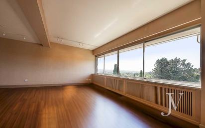 Sala d'estar de Àtic en venda en  Madrid Capital amb Aire condicionat