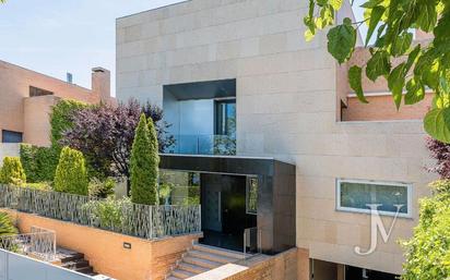 Vista exterior de Casa o xalet en venda en  Madrid Capital amb Aire condicionat, Terrassa i Balcó