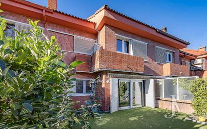 Vista exterior de Casa adosada en venda en Ciudalcampo amb Aire condicionat, Calefacció i Jardí privat