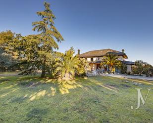 Vista exterior de Casa o xalet en venda en Pozuelo de Alarcón amb Aire condicionat, Calefacció i Jardí privat