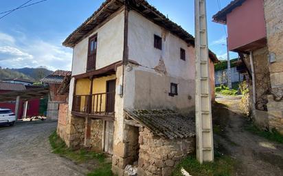 Las puertas delanteras de una casa de piedra tradicional de oriente medio
