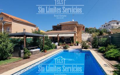 Vista exterior de Casa o xalet en venda en Casarrubios del Monte amb Aire condicionat, Terrassa i Piscina