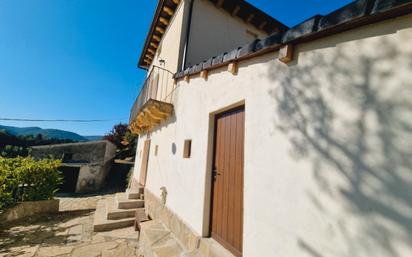 Piedra, madera, chimenea y súper vistas al Pirineo: esta casa rústica  moderna es un sueño para el invierno (con vídeo house tour)