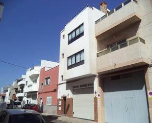 Vista exterior de Casa adosada en venda en Telde amb Terrassa