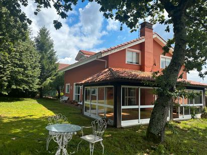 Vista exterior de Casa o xalet en venda en Bergondo amb Calefacció, Terrassa i Piscina