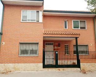 Vista exterior de Casa adosada en venda en Ciempozuelos amb Aire condicionat i Piscina