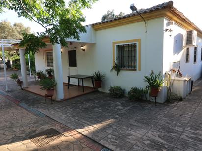 Vista exterior de Casa o xalet en venda en Sanlúcar la Mayor amb Aire condicionat, Terrassa i Piscina