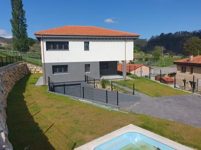 Vista exterior de Casa o xalet en venda en Las Regueras   amb Terrassa i Piscina