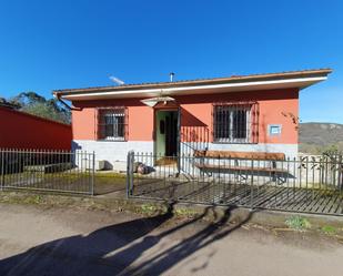 Vista exterior de Casa o xalet en venda en Grado amb Calefacció, Terrassa i Traster