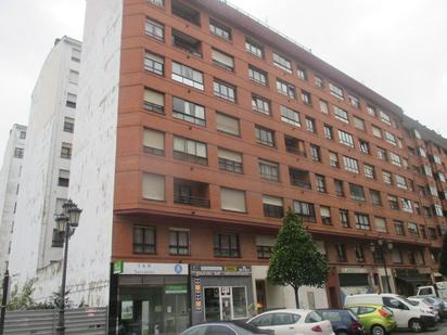 Vista exterior de Pis en venda en Oviedo  amb Calefacció