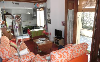 Wohnzimmer von Wohnungen zum verkauf in  Toledo Capital mit Klimaanlage, Terrasse und Balkon
