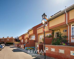 Vista exterior de Casa adosada en venda en Fuensaldaña amb Aire condicionat