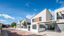 Vista exterior de Casa o xalet en venda en Valladolid Capital amb Terrassa i Piscina