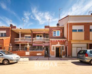 Vista exterior de Casa adosada en venda en Santovenia de Pisuerga amb Terrassa i Balcó