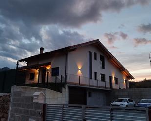 Exterior view of House or chalet for sale in Santa Cruz de Bezana