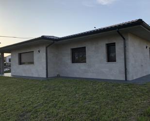 Exterior view of House or chalet for sale in Santa Cruz de Bezana