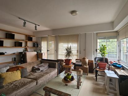 Sala d'estar de Pis de lloguer en Donostia - San Sebastián  amb Piscina i Balcó