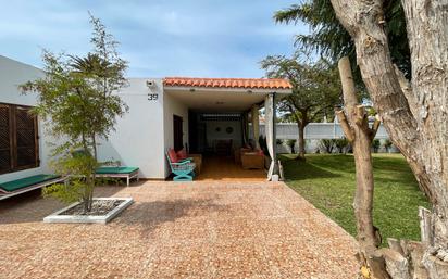 Vista exterior de Casa o xalet en venda en San Bartolomé de Tirajana amb Jardí privat