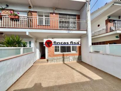 Vista exterior de Casa adosada en venda en Premià de Mar amb Aire condicionat i Balcó