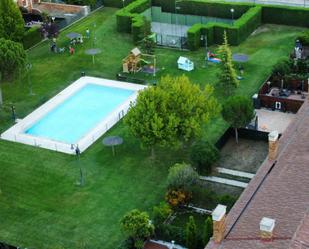 Schwimmbecken von Einfamilien-Reihenhaus miete in Grijota mit Terrasse und Schwimmbad