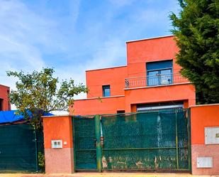 Vista exterior de Casa o xalet en venda en Grijota amb Terrassa, Piscina i Balcó