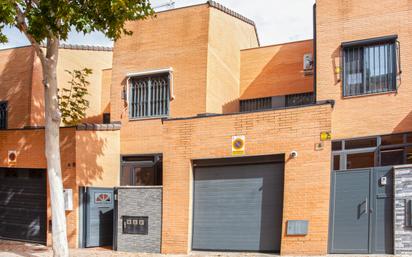 Vista exterior de Casa adosada en venda en Arganda del Rey amb Aire condicionat i Terrassa