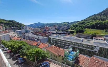 Vista exterior de Pis en venda en Eibar amb Balcó