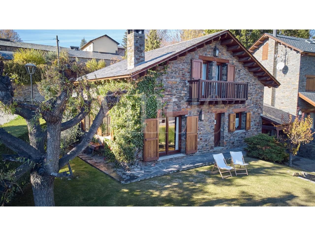 Una casa prefabricada en el Pirineo con estilo rústico-moderno
