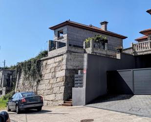Vista exterior de Casa o xalet en venda en Vigo  amb Terrassa, Piscina i Balcó